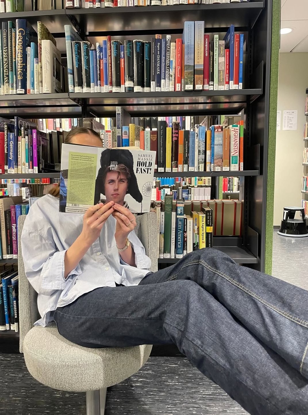 Student leser i biblioteket